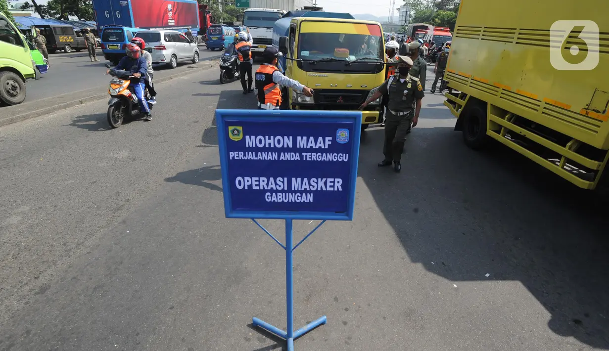 Petugas gabungan menghentikan pengemudi kendaraan yang tidak mengenakan masker saat Operasi Masker Gabungan di Perempatan Ciawi, Bogor, Kamis (10/9/2020). Razia yang dilakukan Pemkot dan Pemkab Bogor ini menyasar warga yang tidak bermasker dengan denda sebesar Rp 100.000. (merdeka.com/Arie Basuki)