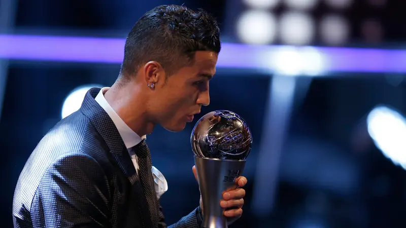 Cristiano Ronaldo Raih Gelar Pemain Terbaik FIFA 2017