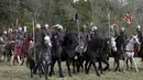 Sejumlah warga menaiki kuda saat ikut mereka ulang Pertempuran Hasting di Battle, Inggris, (15/10). (REUTERS/Neil Balai)