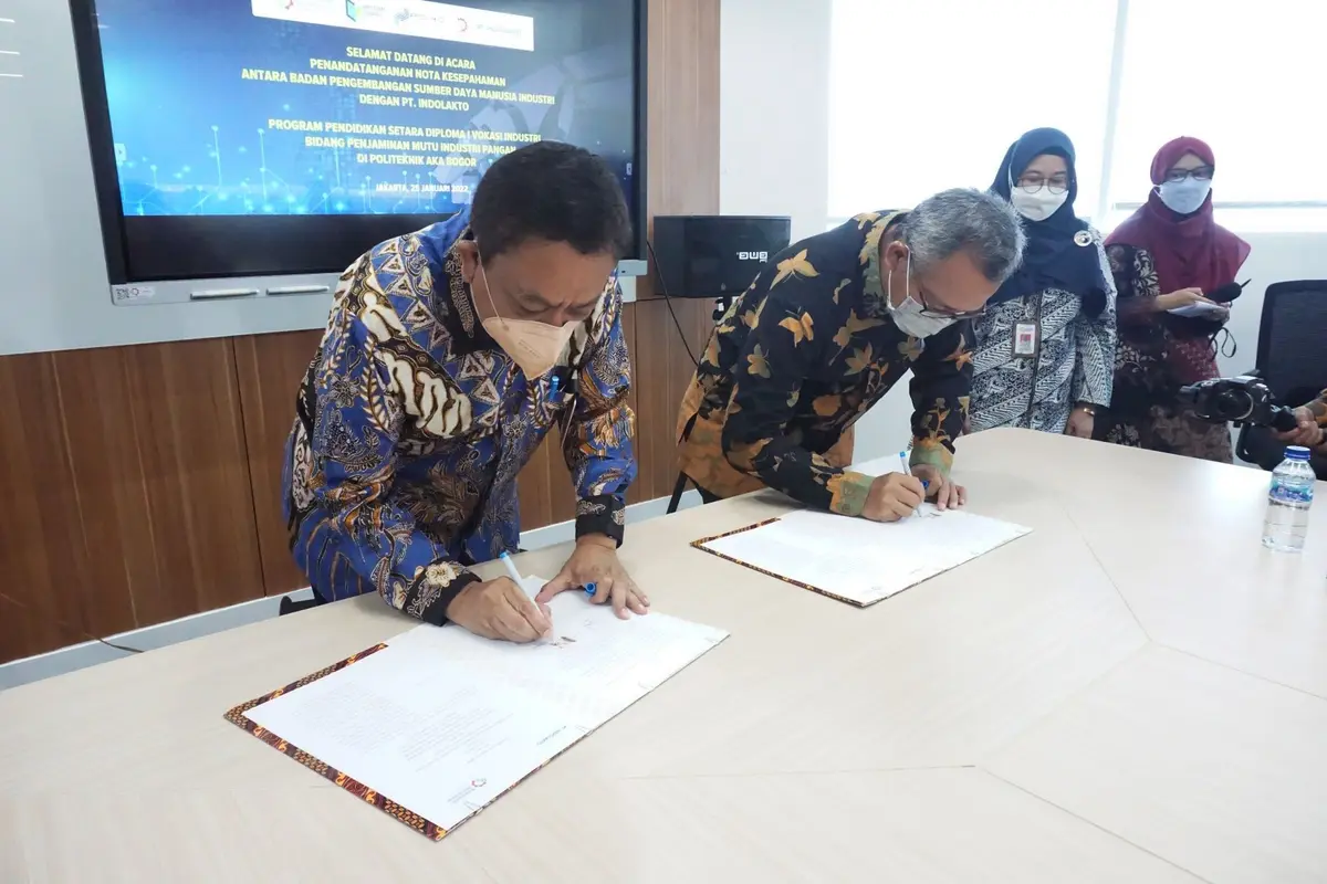 penandatanganan MoU antara Kepala BPSDM Kemenperin, Arus Gunawan dengan GM Human Resources PT Indolakto, Tito Rianto di gedung Pusat Industri Digital Indonesia (PIDI).