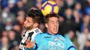 Gelandang Juventus, Rodrigo Bentancur, duel udara dengan gelandang Atalanta, Mario Pasalic, pada laga Serie A di Stadion Atleti Azzurri, Rabu (26/12). Kedua tim bermain imbang 2-2. (AFP/Marco Bertorello)