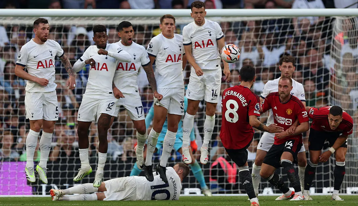 Pemain Manchester United, Bruno Fernandes (8) melakukan tendangan bebas ke arah gawang Tottenham Hotspur pada laga pekan kedua Liga Inggris 2023/2024 di Tottenham Hotspur Stadium, London, Inggris, Minggu (20/08/2023) WIB. (AFP/Adrian Dennis)
