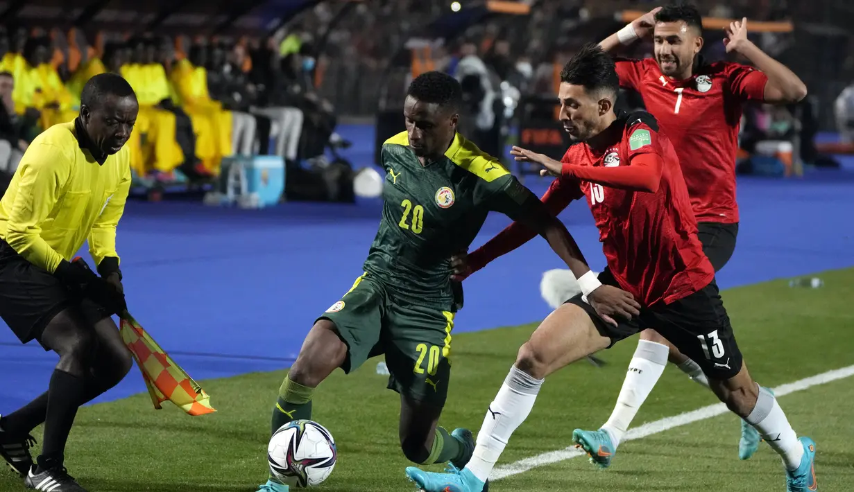 Pemain Senegal Bouna Sarr (kiri) berebut bola dengan pemain Mesir pada pertandingan kualifikasi Piala Dunia 2022 di Stadion Internasional Kairo, Kairo, Mesir, 25 Maret 2022. Mesir menang 1-0. (AP Photo/Amr Nabil)