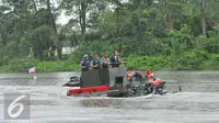 Presiden Jokowi didampingi Panglima TNI Jenderal TNI Gatot Nurmantyo berada diatas Panser Anoa Amfibi melakukan uji coba panser tersebut di Mabes TNI, Cilangkap, Senin (16/1). (Liputan6.com/Angga Yuniar)