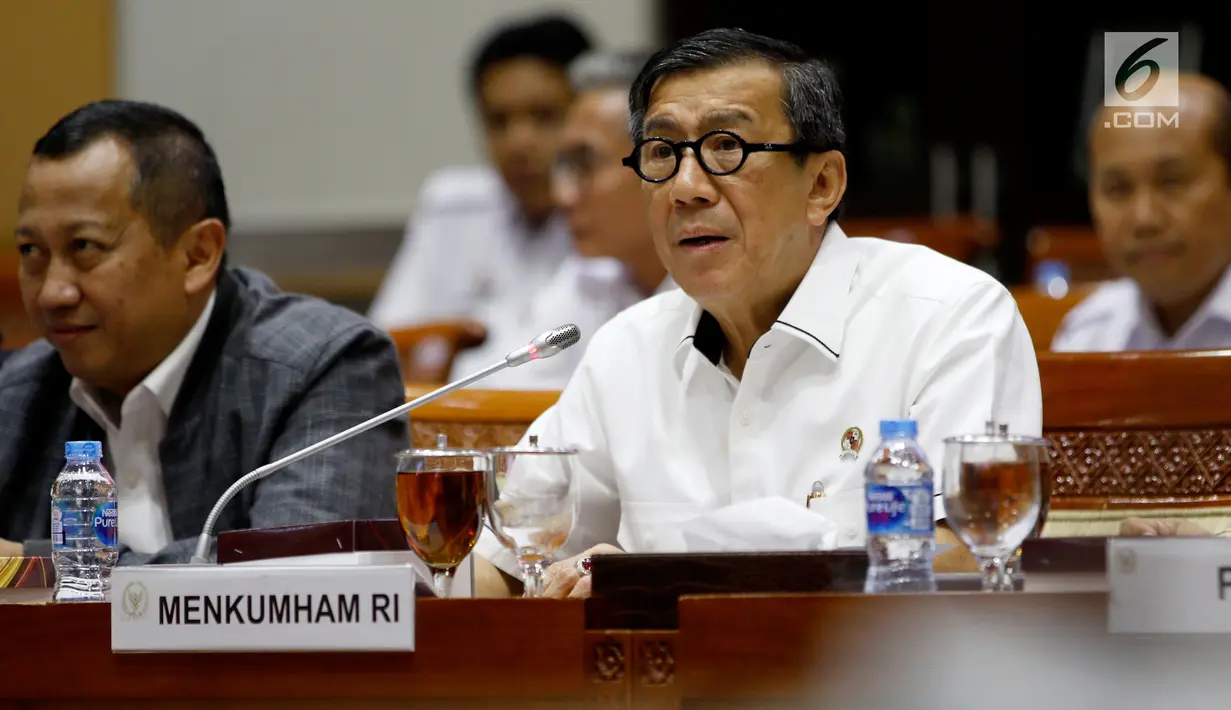Menteri Hukum dan HAM Yasonna Laoly saat mengikuti rapat kerja dengan Komisi III DPR, di Kompleks Parlemen Senayan, Jakarta, Kamis (13/6). Raker membahas pendahuluan RKA-KL dan Rencana Kerja Pemerintah (RKP) Kementerian Hukum dan HAM tahun 2020. (Liputan6.com/Johan Tallo)