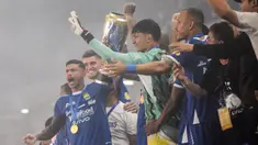 Pemain Persib Bandung merayakan gelar juara BRI Liga 1 Indonesia 2024-2025 setelah menang 3-2 atas Persis Solo pada laga pamungkas di Stadion Gelora Bandung Lautan Api (GBLA), Bandung, Jawa Barat, 24 Mei 2025. (Timur Matahari/AFP)