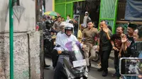 Capres Anies Baswedan kampanye menggunakan motor. Dia menyapa warga di Tanah Merah, Koja, Jakarta Utara, Selasa (28/11/2023). (Liputan6.com/ Winda Nelfira)