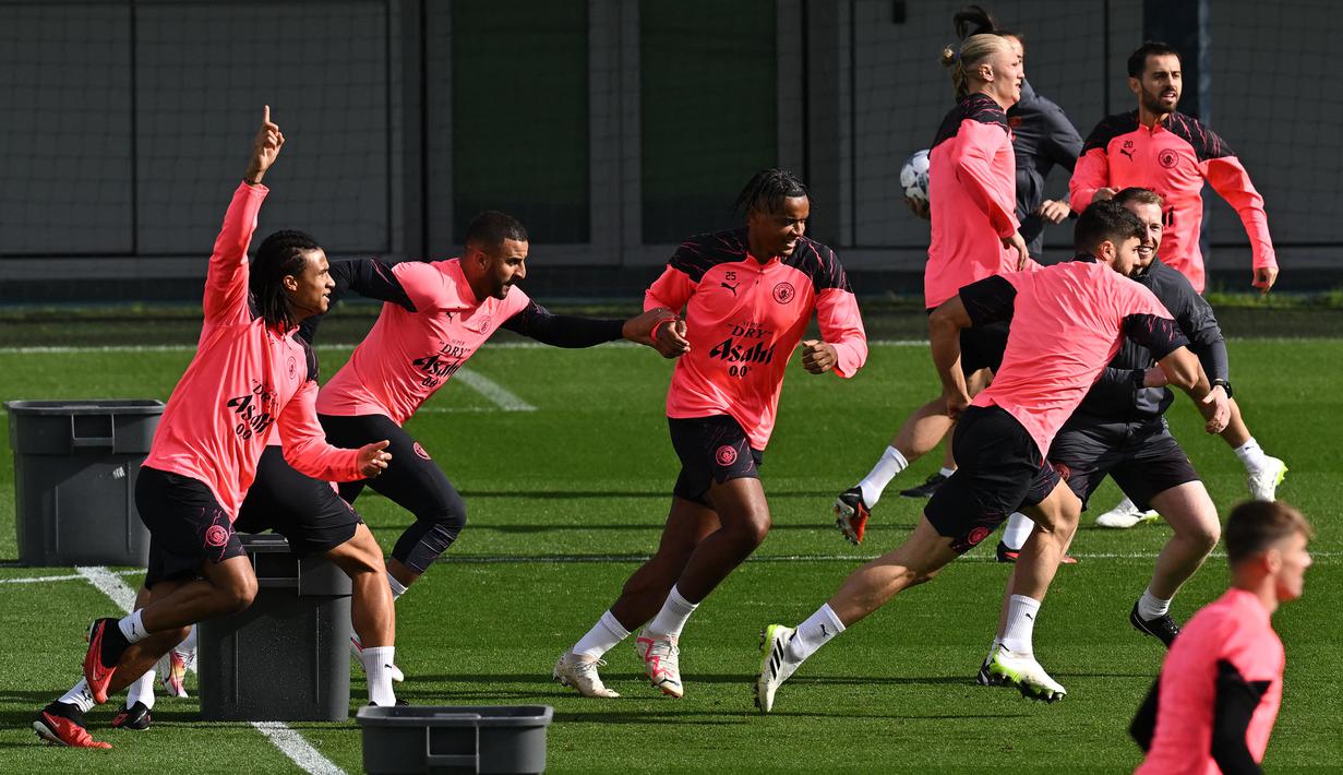 Sebagai juara bertahan, Manchester City mengemban tugas berat untuk mempertahankan trofi Liga Champions pada musim 2023/2024 ini. Menghuni Grup G, The Citizens akan memulai misi mempertahankan gelar dengan menjamu Red Star Belgrade di Etihad Stadium pada Rabu (20/9/2023) dini hari WIB. Pep Guardiola pun menegaskan bahwa partai pertama menjadi pembuka jalan bagi timnya untuk mempertahankan gelar sekaligus meraih trofi-trofi berikutnya. Tiga poin penuh tentunya menjadi misi khusus yang dibebankan Pep Guardiola kepada para pemainnya. (AFP/Paul Ellis)