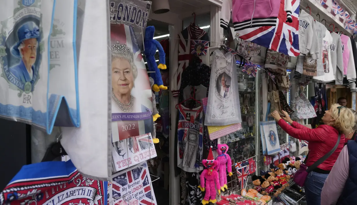 Orang-orang mampir ke toko yang memajang berbagai suvenir mendiang Ratu Elizabeth II di Windsor, Inggris, pada 15 September 2022. Pengunjung yang berkerumun ke pusat kota London untuk momen bersejarah memberikan dorongan bagi bisnis pada saat ekonomi Inggris menghadapi inflasi tertinggi dalam empat dekade dan prediksi dari resesi yang mengancam. (AP Photo/Gregorio Borgia, File)