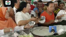 Warga dan Pedagang Pasar Gede, Solo, bagikan bubur sumsum sebagai bentuk rasa bersyukur atas kelancaran Pemilu 2019.