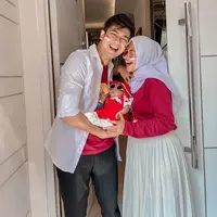 Rayakan 17 Agustus bareng si kecil, baik Ria Ricis, Teuku Ryan, dan Baby Moana pakai kembaran baju warna merah putih. Makin gemas, si kecil Moana didandani juga dengan aksesori berupa kacamata. @riaricis1975/@teukuryantr.