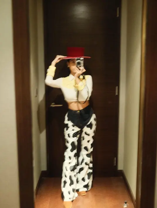 Kostum rancangan desainer ternama Asky Febrianti ini dilengkapi dengan sepatu boots dan topi merah khas cowgirl. [Foto: IG/@azizahsalsha_]