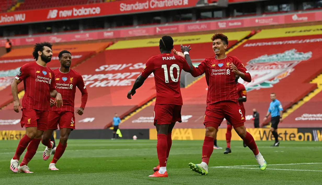 Gelandang Liverpool, Roberto Firmino (kanan) bersama rekannya Sadio Mane merayakan gol yang dicetak ke gawang Aston Villa dalam lanjutan Premier League 2019-2020, Minggu (5/7/2020). Liverpool berhasil meraih kemenangan atas Aston Villa dengan skor 2-0. (Paul ELLIS / POOL / AFP)