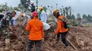 Meski dilakukan secara terbatas, tim SAR gabungan berhasil menemukan dua jenazah korban dengan rincian, pada pukul 11.06 WIB ditemukan satu jenazah di worksite A2, dan pada pukul 15.46 WIB kembali ditemukan satu body pack di lokasi yang sama. Tampak dalam foto, tim SAR gabungan saat melakukan upaya pencarian dan penyelamatan korban longsor di Desa Pasirlangu, Cisarua, Kabupaten Bandung Barat, Jawa Barat, Rabu (28/1/2026). (Basarnas)
