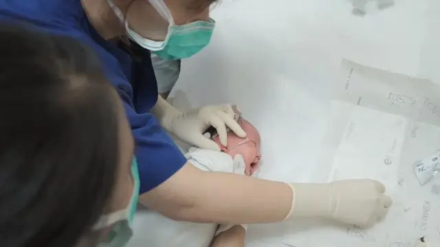 7 Momen Shandy Aulia Mandikan Anak dan Antarkan Tindik, Curi Perhatian