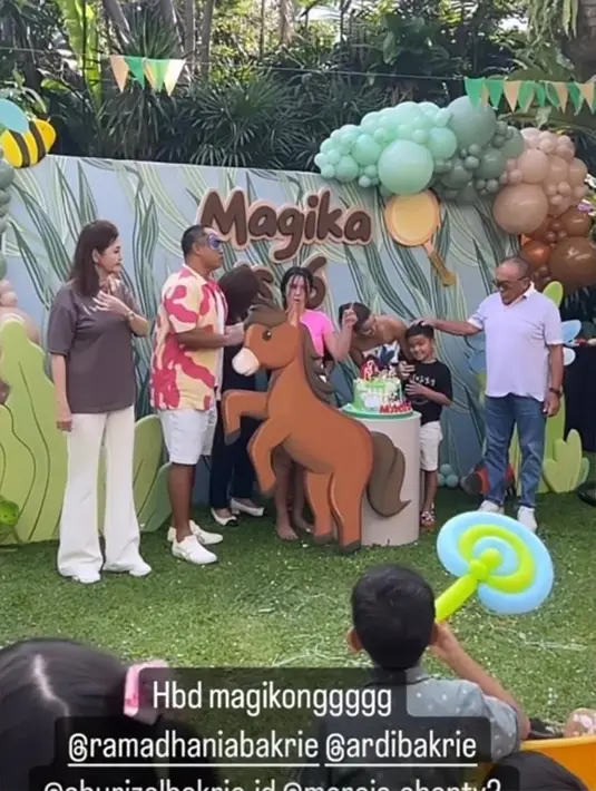 Perayaan ulang tahun berlangsung meriah di kediamannya. Tampak hadir kakek dan nenek Magika, pengusana Aburizal Bakrie dan istri. [Instagram/ramadhaniabakrie]