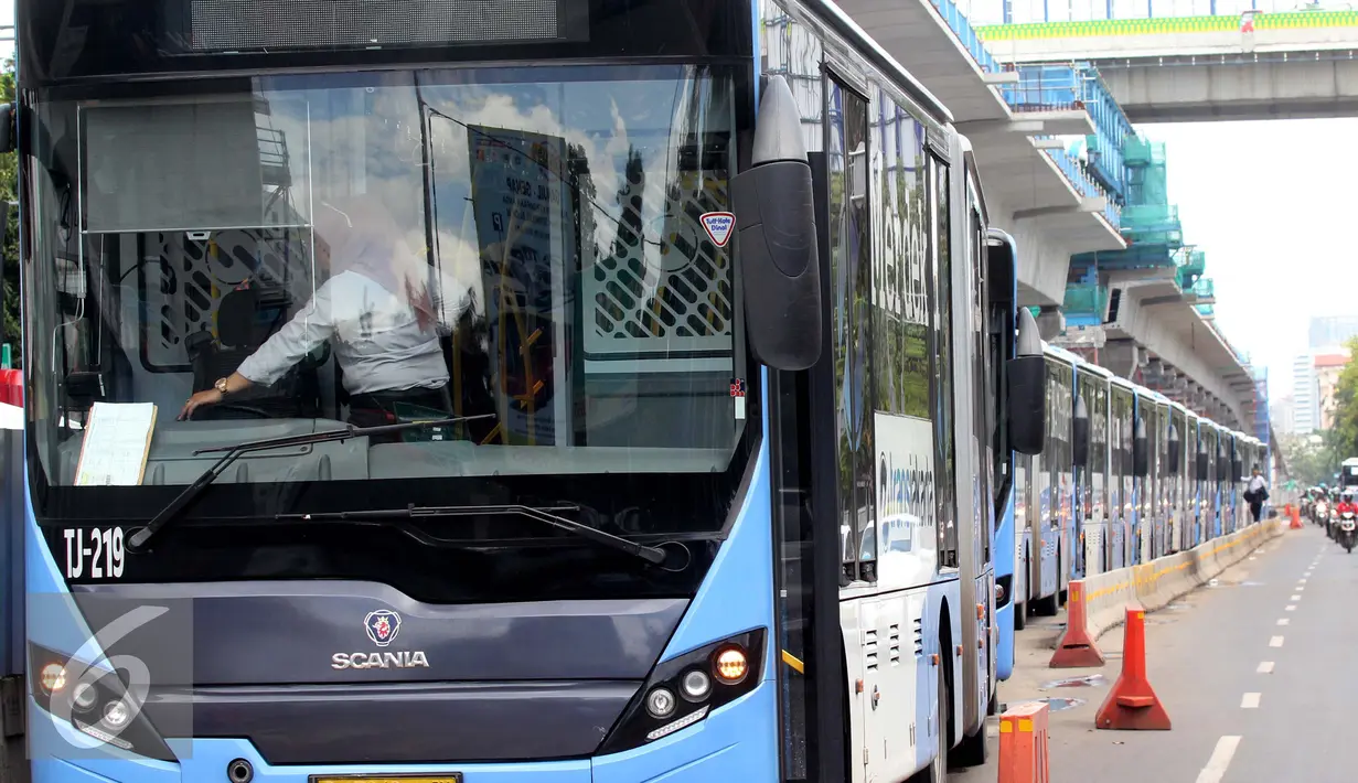 Deretan Bus Transjakarta mengantre di Terminal Blok M, Jakarta Selatan, Kamis (12/1). PT Transjakarta akan menambah 2.000 unit bus pada tahun ini, sehingga pada akhir tahun jumlah bus yang dimiliki bisa mencapai 3.300 unit. (Liputan6.com/Gempur M. Surya)