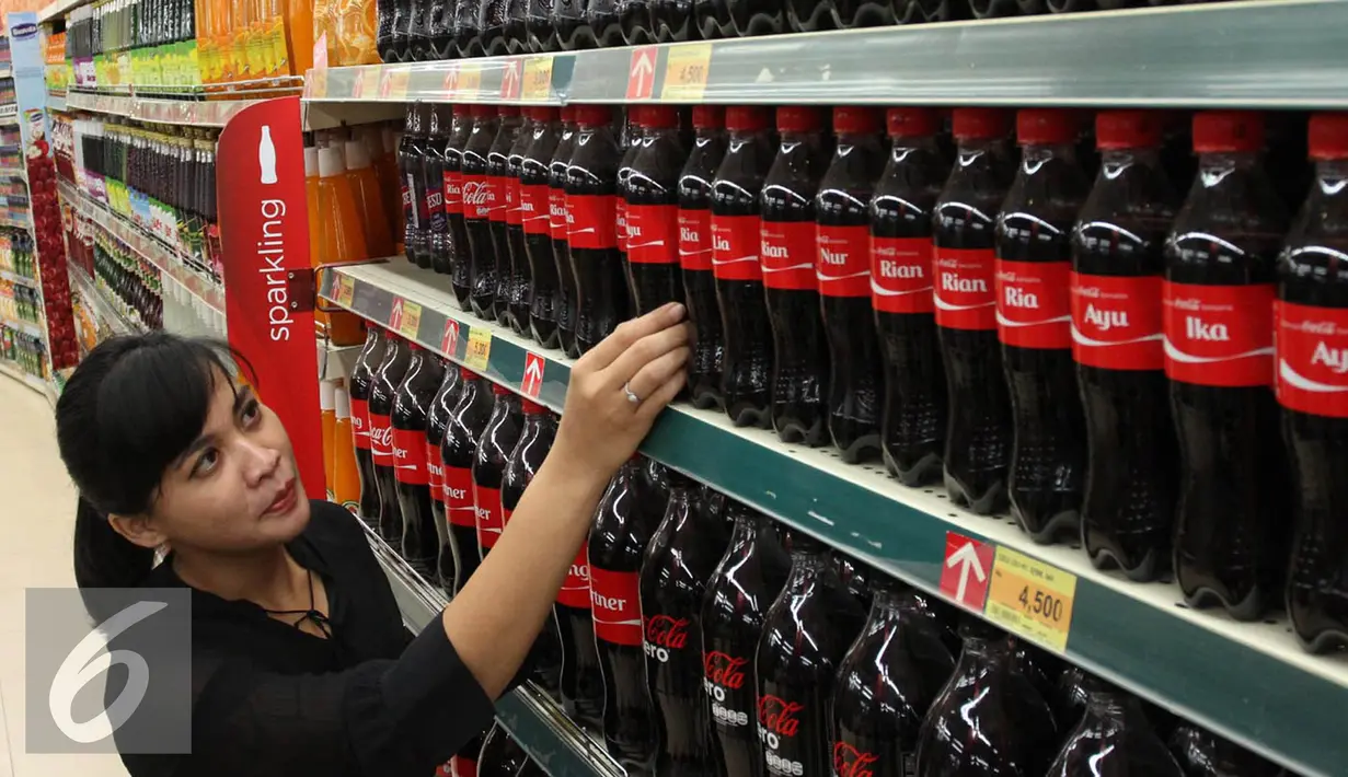 Konsumen melihat nama mereka dan kerabat pada botol Coca cola di Gandaria City, Jakarta, Senin (10/8/2015). Coca cola menempatkan nama populer di Indonesia pada kemasannya yang merupakan bentuk kampanye global 'Share A Coke'. (Liputan6.com/JohanTallo)