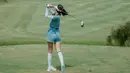 Calon istri Pratama Arhan ini memang termasuk sport entusiasm. Beberapa momen ia abadikan momen bermain golf hingga menonton MotoGP. Sosoknya yang suka olahraga ini disebut cocok dengan Arhan. (Liputan6.com/IG/azizahsalsha_)