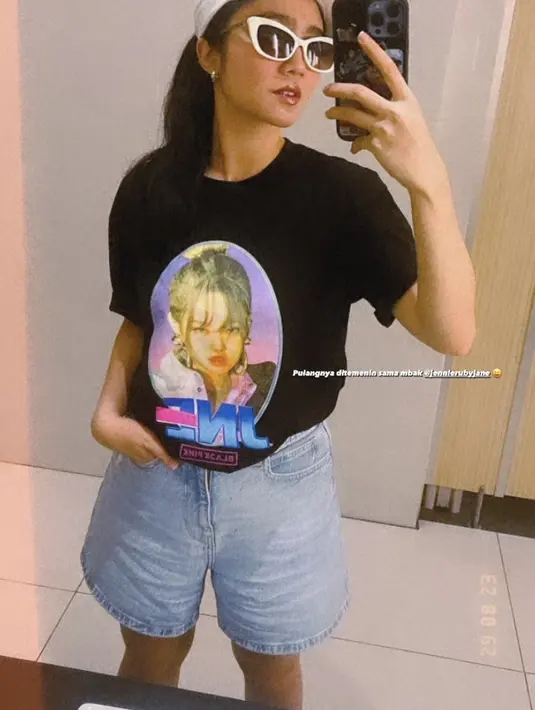 Febby juga tampil dengan t shirt hitam bergambar foto Jennie Blackpink dengan plesetan bertuliskan JNE. Dipadukan dengan short denim dan topi cap putih. [@febbyrastanty]