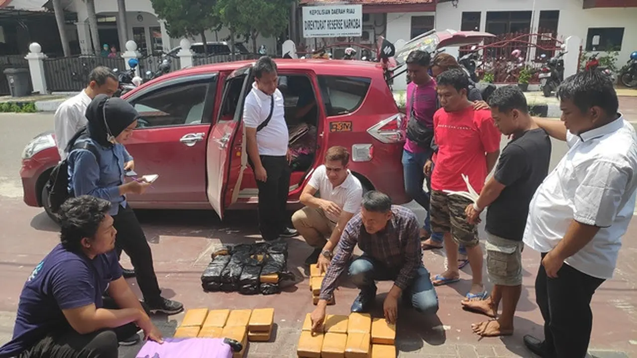 60 paket diduga berisi daun ganja kering asal Aceh disita Direktorat Reserse Narkoba Polda Riau dari dua tersangka.