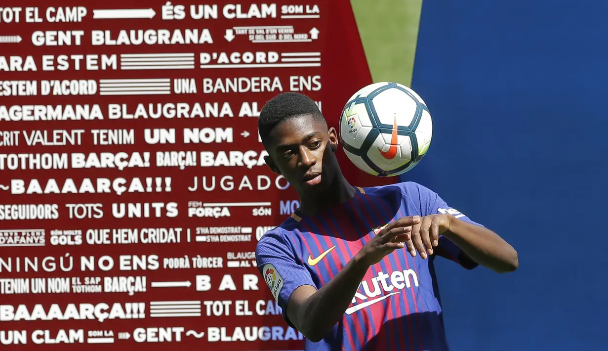 Aksi Ousmane Dembele saat bermain bola saat perkenalan di Camp Nou stadium, Barcelona, (27/8/2017). Barcelona menebus Ousmane Dembele sebesar Rp. 2,3 triliun dari Dortmund. (AP/Manu Fernandez)