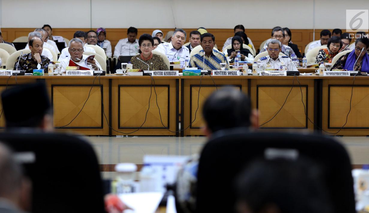 Suasana saat rapat konsultasi dengan pimpinan DPR yang dihadiri oleh Mensos Idrus Marham, Menkes Nila F Moeloek dan Menteri PUPR Basuki Hadimuljono di Kompleks Parlemen, Jakarta, Kamis (1/2). (Liputan6.com/JohanTallo)