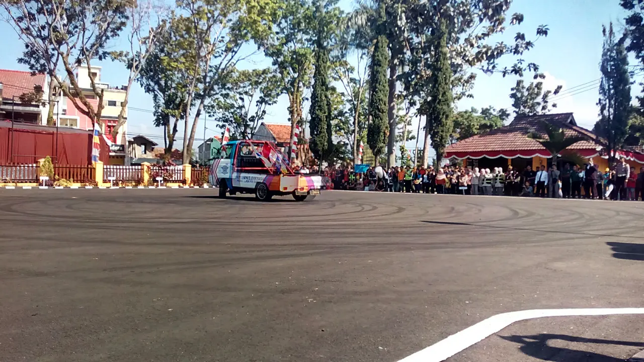 Aksi slalom dan freestyle motor paling mendapat perhatian warga saat perayaan HUT ke-71 Bhayangkara di halaman Mapolres Garut, Jawa Barat. (Liputan6.com/Jayadi Supriadin)
