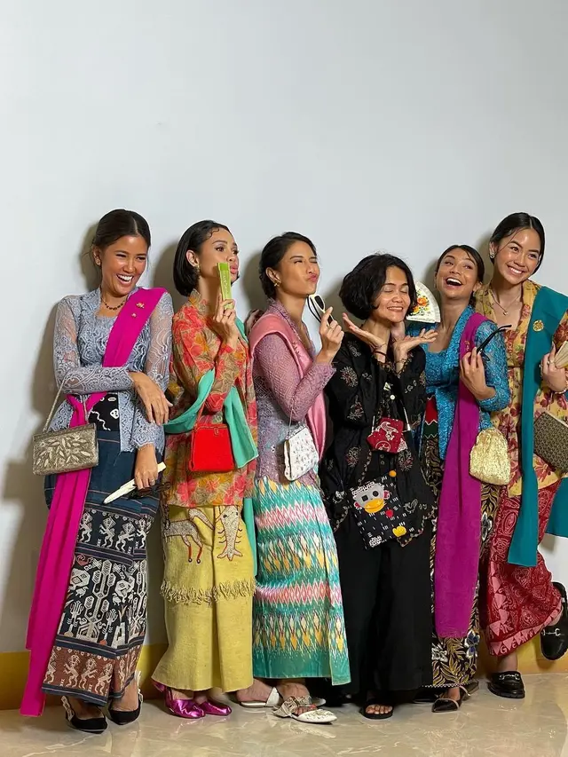Selebritas pakai kebaya