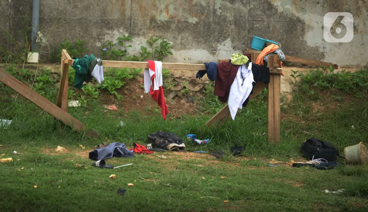 Anak-anak bermain di aliran Kali Ciliwung, Kampung Pulo, Jakarta, Jumat (2/12/2022). Anak-anak tetap bermain di sungai walaupun membahayakan keselamatan tanpa pengawasan orangtua, di mana dalam sepekan terakhir ini Jakarta diguyur hujan dengan intensitas curah hujan tinggi. (merdeka.com/Imam Buhori)