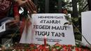 Massa yang tergabung dalam Koalisi Pejalan Kaki melakukan Aksi Doa dan Tabur Bunga di Halte Tugu Tani, Jakarta, Jumat (22/1). Aksi ini dalam rangka memperingati 4 tahun tragedi kecelakaan Tugu Tani yang menewaskan 12 orang. (Liputan6.com/Johan Tallo)