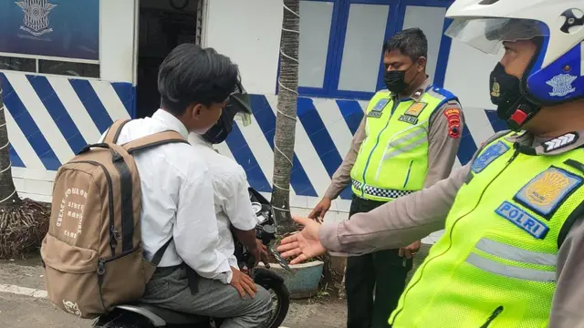 Tilang manual di Pemalang untuk melengkapi ETLE. (Foto: Liputan6.com/Polres Pemalang)
