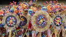 Peserta mengenakan kostum dan riasan berpose saat mengikuti parade Canto a la Tierra di Pasto, Kolombia (3/1). Parade Canto a la Tierra juga dikenal dengan karnaval orang kulit hitam dan kulit putih di Pasto. (AFP Photo/Luis Robayo)