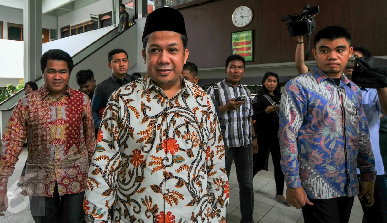 Wakil Ketua DPR RI Fahri Hamzah (peci hitam) berjalan keluar ruang sidang Pengadilan Negeri Jakarta Selatan, Selasa (3/5). Seperti diketahui, Fahri menggugat tiga pihak di PKS terkait pemecatannya dari keanggotaan partai. (Liputan6.com/Yoppy Renato)
