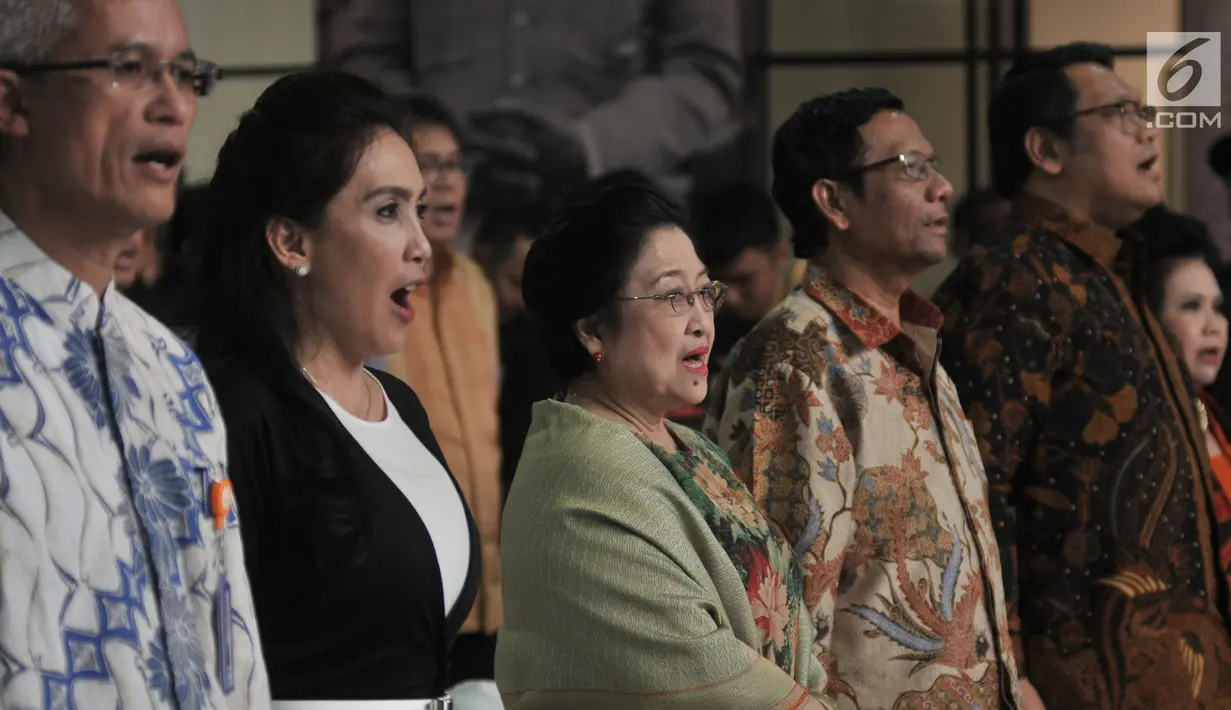 Presiden ke-5 RI sekaligus Ketua Dewan BPIP Megawati Soekarnoputri bersama anggota Dewan Pengarah BPIP Mahfud MD saat Peringatan 73 Tahun Lahirnya Pancasila di Museum Filateli, Jakarta, Kamis (31/5). (Merdeka.com/Iqbal S. Nugroho)