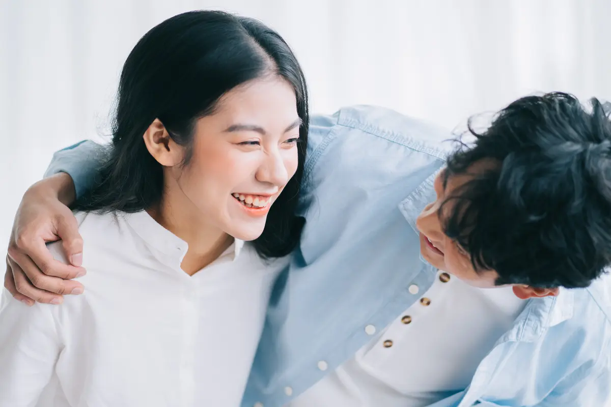perempuan dan pasangan yang bahagia bersama