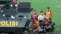 Laga semifinal Piala Presiden 2017 antara Persib Vs Borneo berakhir ricuh.
