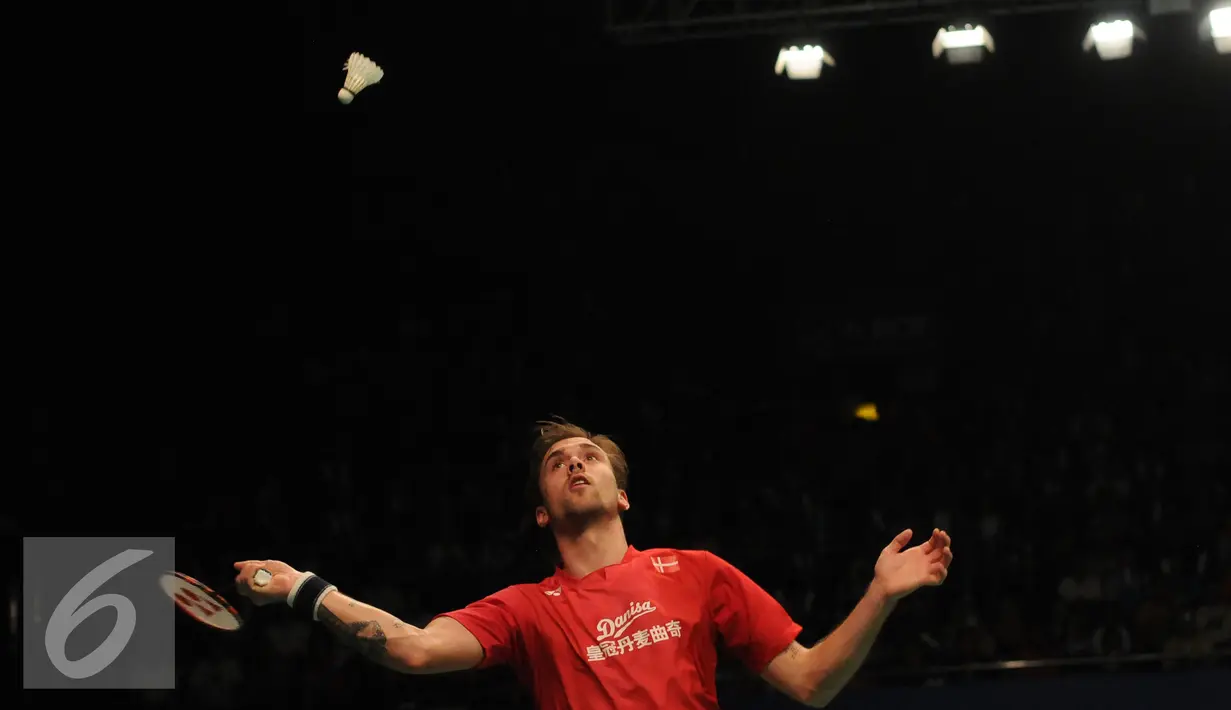 Pebulutangkis tunggal putra Denmark, Jan O Jorgensen menatap ke arah bola saat melawan tunggal putera Indonesia, Jonatan Christie di perempat final BCA Indonesia Open 2016, Jakarta, Jumat (3/6/2016). (Liputan6.com/Helmi Fithriansyah)