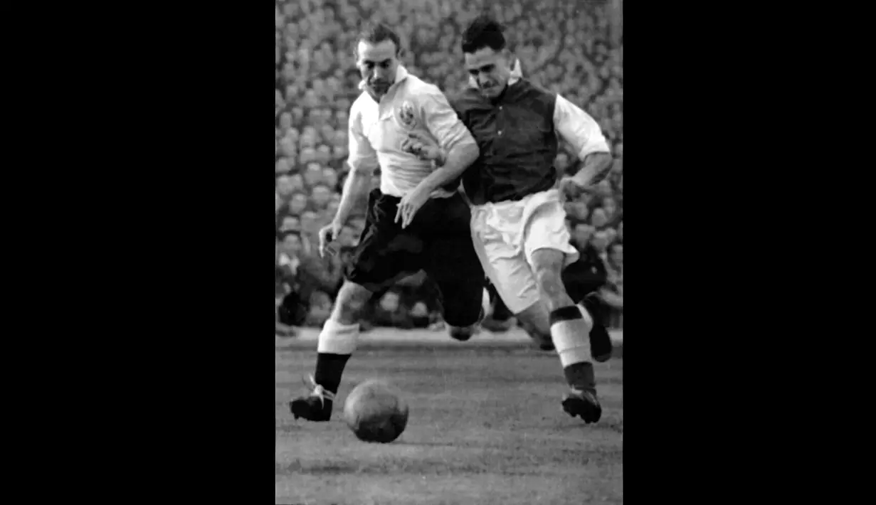 Bersama Stoke City, prestasi terbaik Matthews adalah menjadi juara Divisi Dua Liga Inggris 1933 dan 1963. Matthews adalah Wizard of the Dribble karena kemampuannya mengubah arah seringkali membuat lawan mati langkah. (Foto: AP)