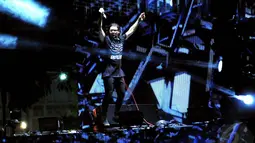 Skrllex tampil menggila di panggung Garuda Land dengan aksi aktraktifnya di Djakarta Warehouse Project (DWP) 2014, Sabtu (14/12/2014). (Liputan6.com/Faisal R Syam)