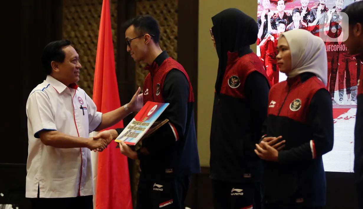 Terhadap para kapten Timnas Putra, Timnas Putri indoor, serta kapten Timnas voli pantai putra, voli pantai putri, juga diberikan bonus dengan jumlah yang sama yakni Rp 35 juta (putra), Rp 20 juta (putri), Rp 35 juta (pantai putra), Rp 25 juta (pantai putri). (Liputan6.com/Johan Tallo)
