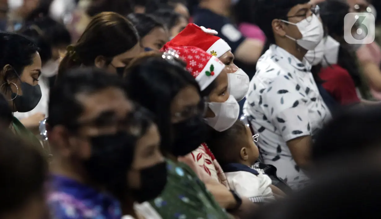 Umat Katolik saat mengikuti Misa Malam Natal 2022 di Gereja Katedral Jakarta, Sabtu (24/12/2022). Gereja Katedral Jakarta mengusung tema "Nusantara dan Kebhinekaan" pada perayaan Natal 2022. Misa Malam Natal di Gereja Katedral Jakarta berlangsung khidmat diselenggarakan secara tatap muka. (Liputan6.com/Helmi Fithriansyah)