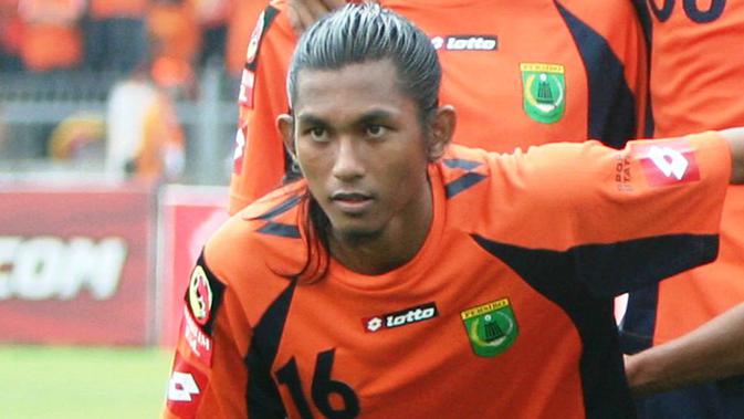  Pemain Ini Bersihkan Abu Vulkanis ...