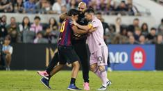 Bodyguard Lionel Messi, Yassine Chueko, kembali jadi sorotan. Dia dengan sigap meringkus fans yang menerobos lapangan demi bisa memeluk La Pulga saat Inter Miami bertandang ke markas Los Angeles FC dalam lanjutan Major League Soccer, Senin (4/9/2023). (AP Photo/Ryan Sun)