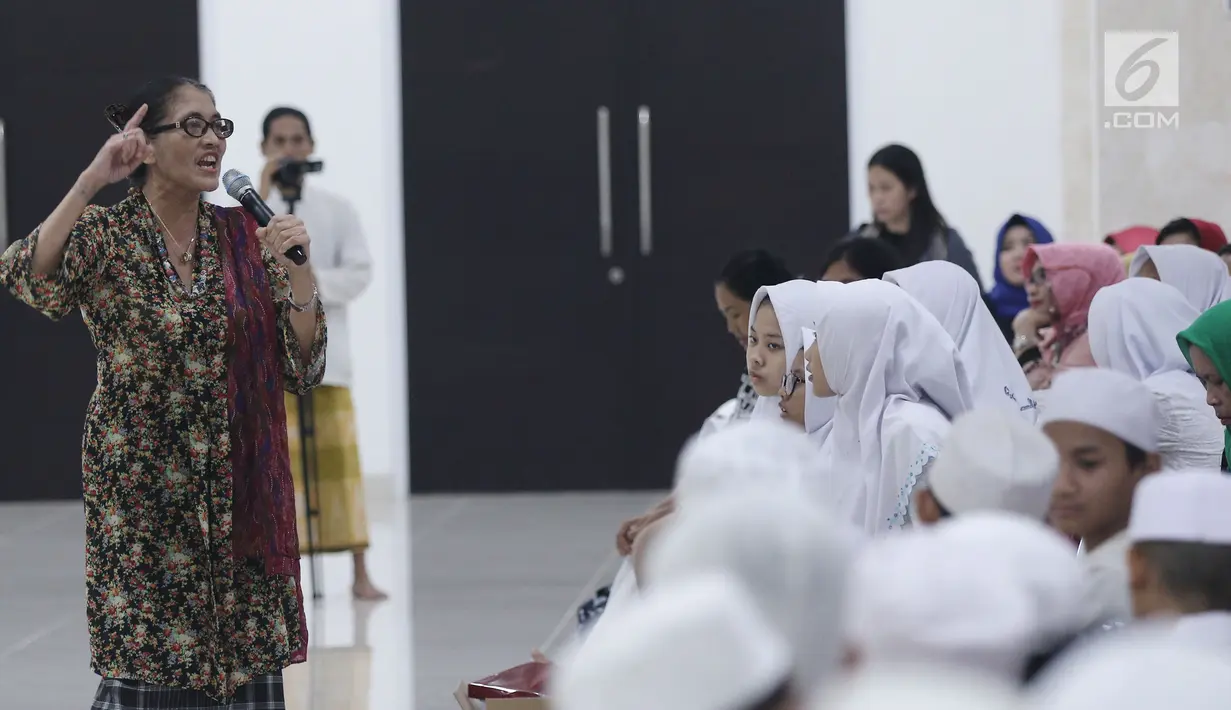 Aktris Jajang C. Noer saat menjadi pembicara dalam diskusi Kebangsaan di Masjid Raya KH Hasyim Ashari, Jakarta, Rabu (09/8). Diskusi kebangsaan di hadiri ratusan santri dan santriwati. (Liputan6.com/Herman Zakharia)