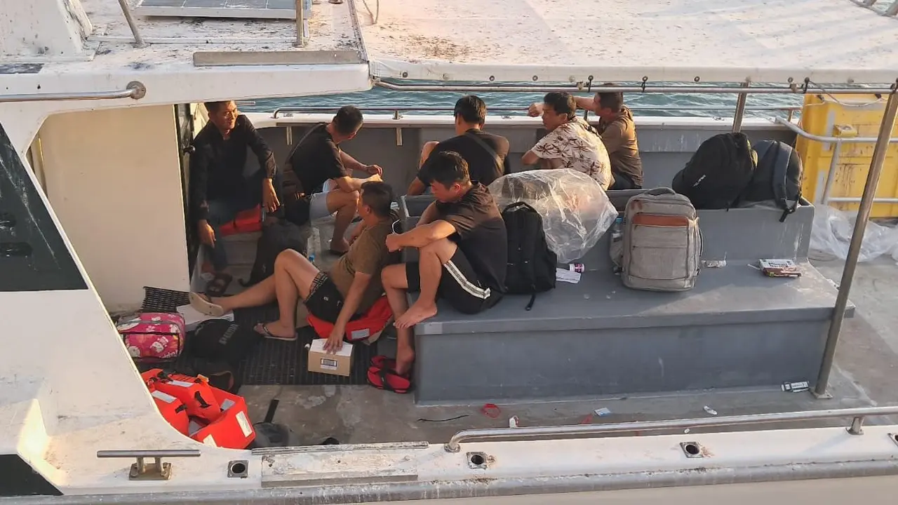 Anggota Polres Rote Ndao saat mengamankan tujuh WNA China di perairan selatan Rote Ndao, NTT.