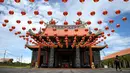 Sejumlah lampion terpasang di depan kuil Cina di Denpasar, Bali, Senin (23/1). pemasangan lampion ini dilakukan dalam rangka menyambut pergantian tahun baru Imlek 2568. (AFP PHOTO / SONNY Tumbelaka)