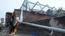 Petugas memotong besi saat evakuasi jembatan penyeberangan orang (JPO) yang roboh usai ditabrak truk trailer bermuatan crane di KM 7.600 Tol BSD, Tangsel, Senin (16/5). Evakuasi dilakukan dengan menggunakan dua unit mobil crane (Liputan6.com/Helmi Afandi)