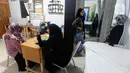 Pengungsi saat mengikuti pelatihan di Peace Educational Shelter, Cisarua, Jawa Barat, Selasa (17/1/2023). Kegiatan yang diinisiasi oleh Peace Educational Shelter secara gratis dengan tenaga pengajar berasal dari para pengungsi sendiri di tengah keterbatasan dana dan tenaga mereka yang bertujuan mengisi kesibukan sehari-hari dengan berbagai kegiatan positif  di tengah ketidakpastian mereka mendapatkan tempat di pihak negara ketiga. (merdeka.com/Arie Basuki)