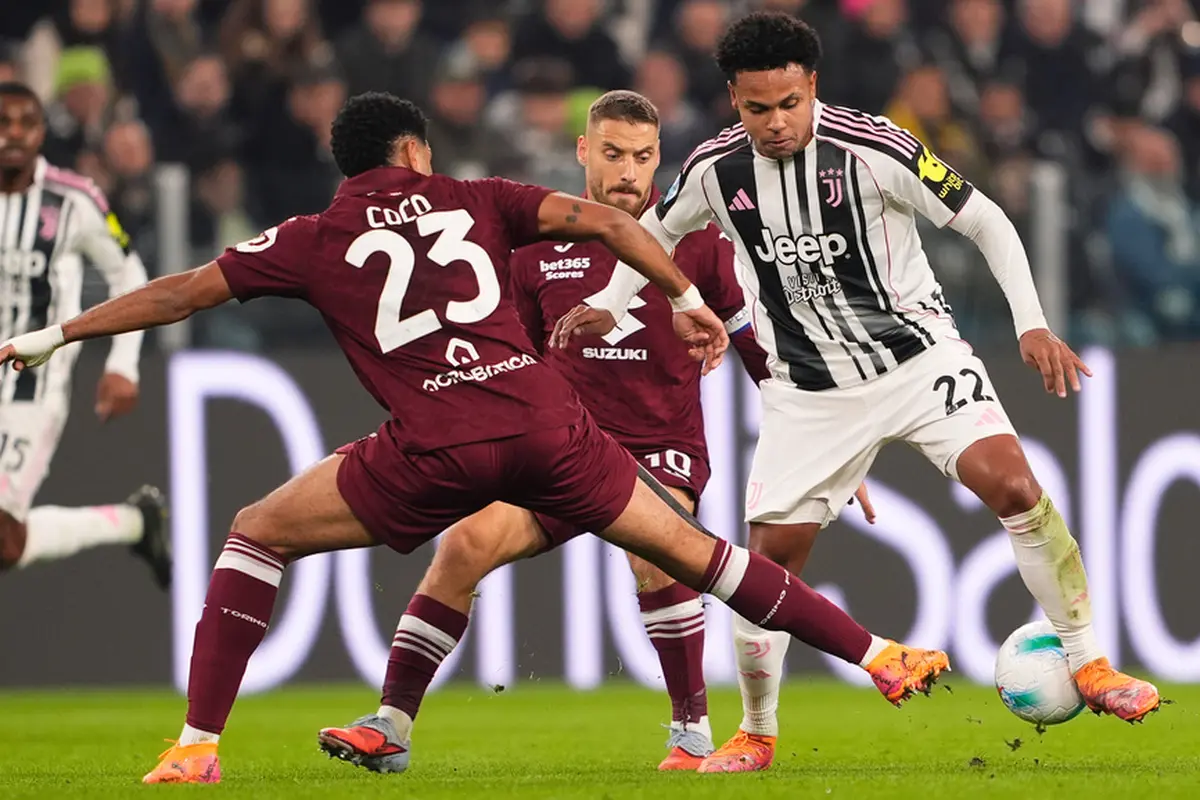 Gelandang Juventus, Weston McKennie (kanan), berduel dengan pemain Torino, Saul Coco